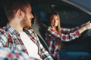 Erkek eğitmen ve gülümseyen araç, sürüş dersi, araba okul kavramı kız öğrenci. Yeni başlayanlar için test