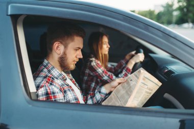 Erkek eğitmen sınavı, kız öğrenci alarak sürücüler araç, sürüş dersi, araba okul kavramı. Yeni başlayanlar için test