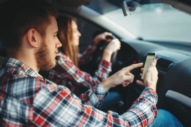 Erkek sürüş dersi, eğitim, araba okul kavramı kız öğrenci giden yolu gösterir. Yeni başlayanlar için test