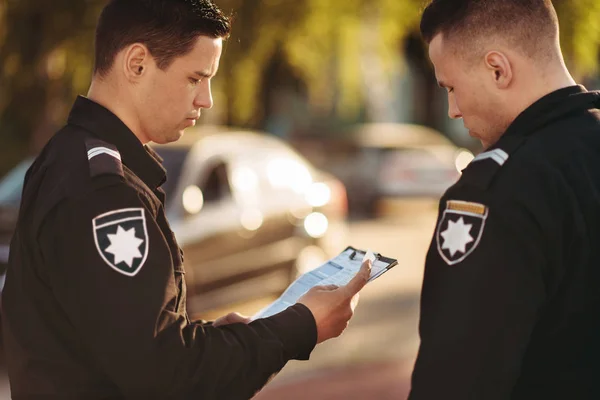 Policjanci Mundurze Zatrzymać Samochód Drodze Ochrony Prawa Inspektor Ruchu Samochodu — Zdjęcie stockowe