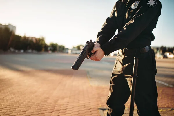 手で銃を持つ制服姿で男性警官 警察官の武器 法律の保護の概念 安全制御ジョブ — ストック写真