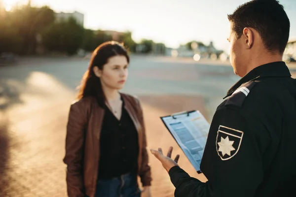 Polizeibeamte Uniform Lesen Autofahrerin Das Gesetz Vor Rechtsschutz Kontrolleur Für — Stockfoto