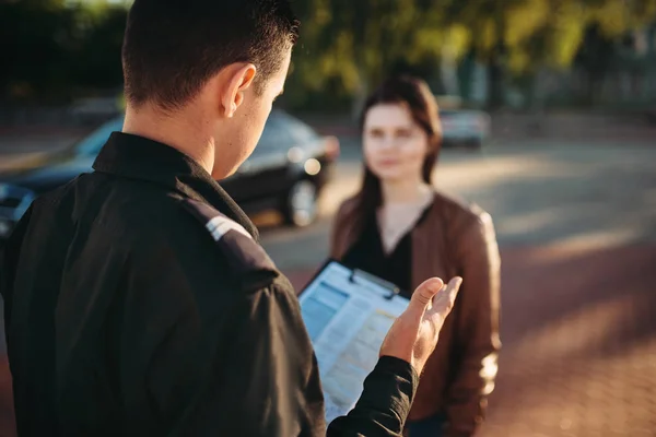 Polizeibeamte Uniform Lesen Autofahrerin Das Gesetz Vor Rechtsschutz Kontrolleur Für — Stockfoto