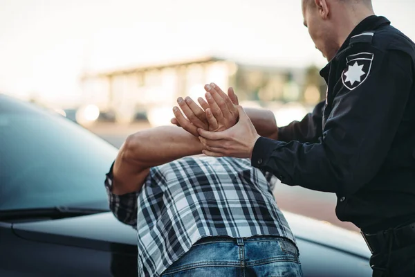 Polis memuru yolda sürücü tecavüzcü tutuklama. İş yerinde polis. Hukuk koruma kavramı, profesyonel güvenlik denetimi
