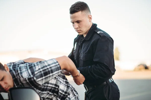 Polizisten Nehmen Den Autodieb Auf Der Straße Fest Polizist Bei — Stockfoto