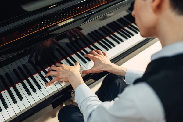 Pianist Afspelen Van Muziek Grand Piano Achteraanzicht Musicus Het Beoefenen — Stockfoto