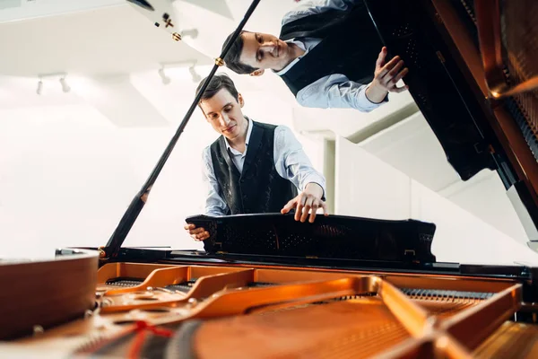 Mannelijke Pianist Stelt Vleugel Voor Voorstelling Van Een Muzikale Compositie — Stockfoto