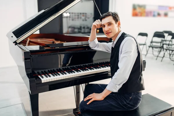 Professioneller Pianist Klassischen Schwarzen Flügel Auftritt Studio Performer Posiert Royalen — Stockfoto