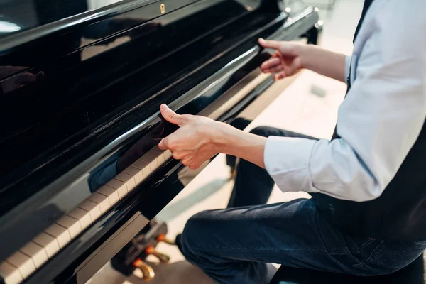 Мужчина Пианист Открывает Крышку Клавиатуры Черного Рояля Музыкант Готовится Выступлению — стоковое фото