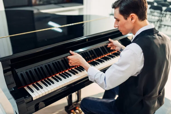 男性ピアニストは 黒のグランド ピアノの鍵盤蓋を開きます ミュージシャンのロワイヤル 古典楽器のパフォーマンスに準備します — ストック写真