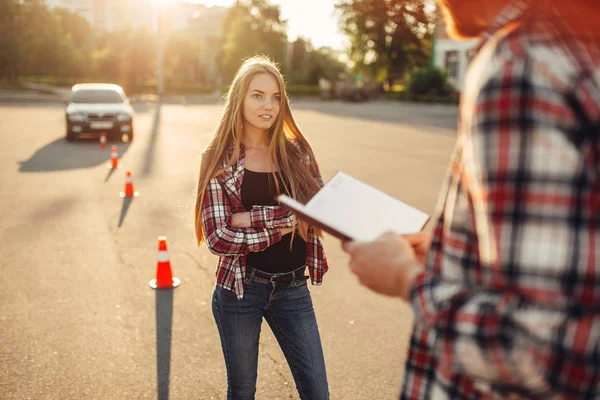 Manlig Instruktör Och Kvinnlig Student Driving School Konceptet Lektion För — Stockfoto
