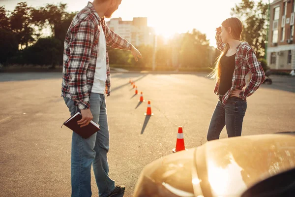 Manlig Instruktör Och Kvinna Student Lektion För Nya Bilförare Driving — Stockfoto