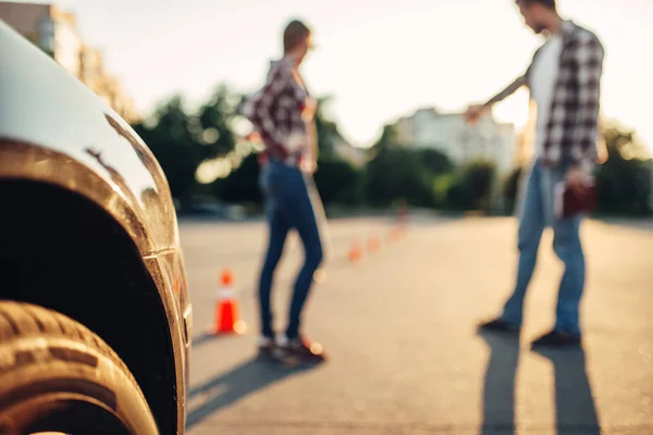 Manlig Instruktör Och Kvinna Student Examen För Oerfarna Bilförare Driving — Stockfoto