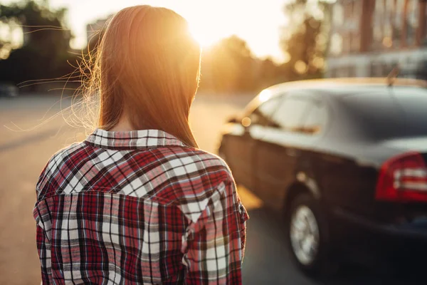 若い陽気な女性ドライバーの車に対してのポーズします 女性の人 自動車運転の概念 — ストック写真