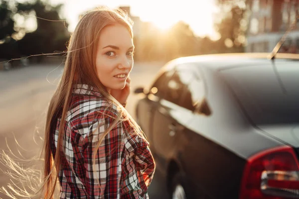 若い陽気な女性ドライバーの車に対してのポーズします 女性の人 自動車運転の概念 — ストック写真