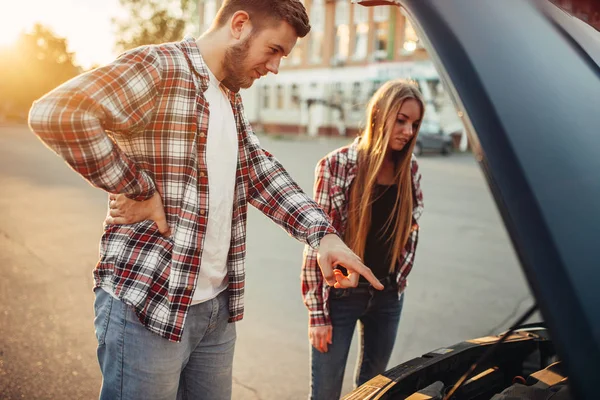 Concept Car Podział Mężczyzna Kobieta Przeciwko Pokrywa Silnika Poboczu Drogi — Zdjęcie stockowe