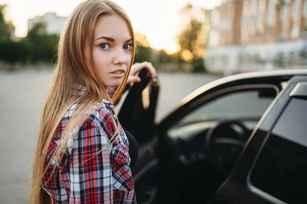 女性ドライバー初心者は車の中に座っています 自動車のコンセプトを運転の車両に女性 — ストック写真