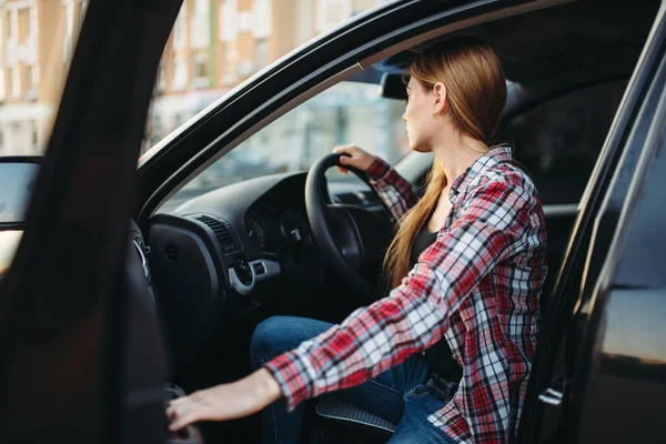 女性ドライバー初心者は車の中に座っています 自動車のコンセプトを運転の車両に女性 — ストック写真