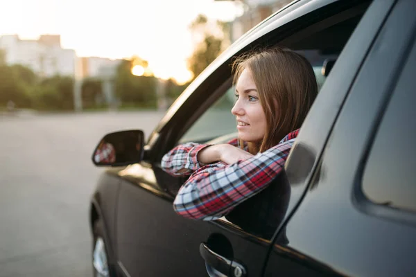 Mujer Sonriente Conductor Principiante Mira Por Ventana Del Coche Mujer — Foto de Stock