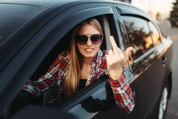 Autofahrerin Mit Sonnenbrille Zeigt Obszöne Geste Dreiste Frau Fahrzeug Aggressives — Stockfoto