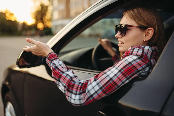 Žena Automobilový Závodník Brýle Hulvátský Chování Žena Vozidle Agresivní Automobilové — Stock fotografie