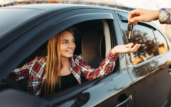 Male Hand Gives Car Keys Cheerful Female Beginner Driver Exam — Stock Photo, Image