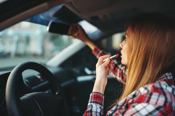 Młoda Kobieta Kierowca Maluje Usta Szminką Samochodzie Osoby Płci Żeńskiej — Zdjęcie stockowe