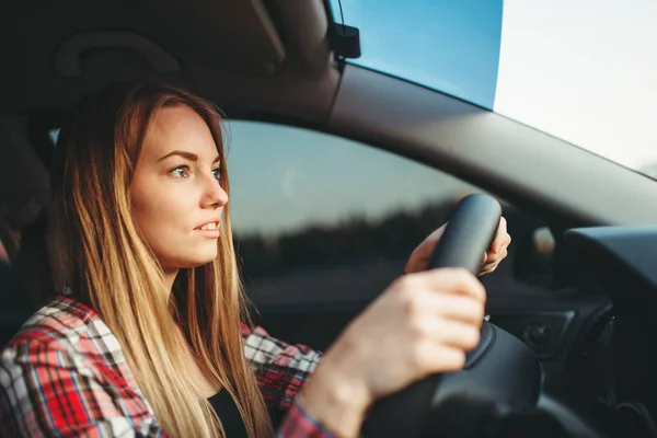 Mujer Joven Principiante Conduciendo Coche Vista Trasera Persona Femenina Vehículo — Foto de Stock