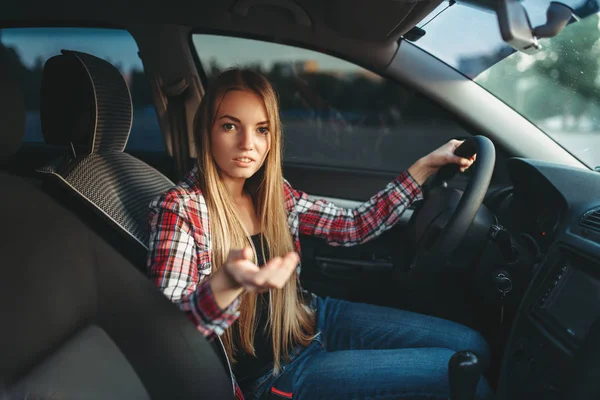 Ung Kvinna Nybörjare Erbjuder Åktur Bil Kvinnliga Person Fordonet Som — Stockfoto