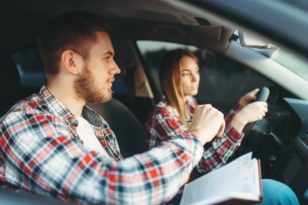 Fahrlehrer Und Fahrschülerin Fahrzeug Fahrstunde Fahrzeugschulkonzept Test Für Anfänger — Stockfoto