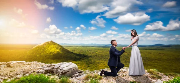 新郎は プロポーズ 愛のカップルの背景 異常な場所 緑渓谷を花嫁になります 新婚夫婦 新婚カップル — ストック写真