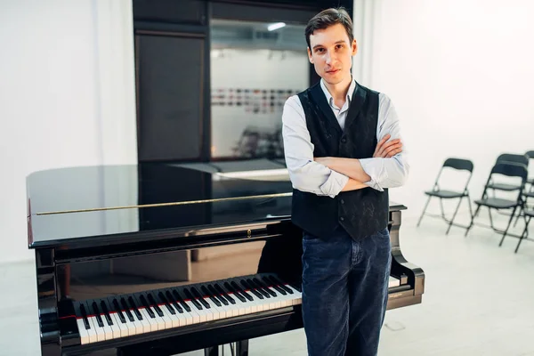 Mužské Pianista Stojí Černé Křídlo Pohled Zepředu Hudebník Pózy Klasické — Stock fotografie