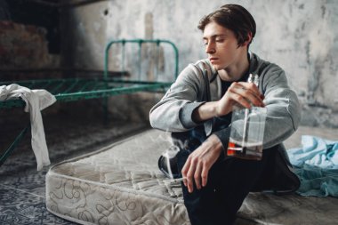 Genç adam sigara içilmeyen ve içme alkol, grunge arka plan. Bağımlılık kavramı, sigara uyuşturucu