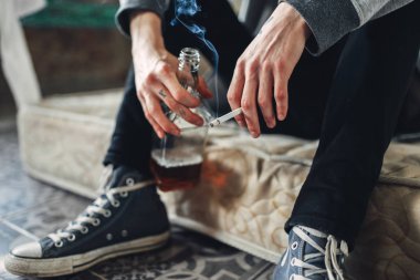 Duman Sigara ve alkol genç adam 