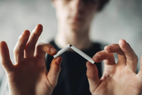 Hombre Adicto Rompe Cigarrillo Fondo Borroso Concepto Adicción Tabaco — Foto de Stock
