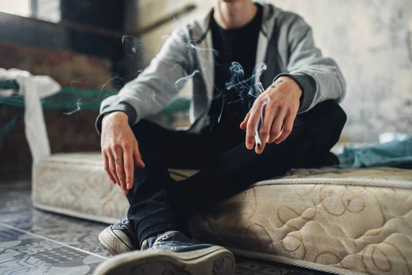 Mladý Muž Kouří Cigarety Grunge Pozadí Pojem Závislost Kouření Drog — Stock fotografie