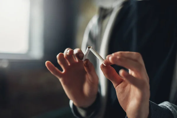 Verslaafde Mannelijke Persoon Breekt Een Sigaret Achtergrond Wazig Rookvrije Verslaving — Stockfoto