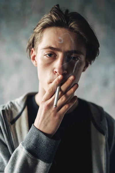Joven Fumando Cigarrillo Fondo Grunge Concepto Adicción Drogas Para Fumar — Foto de Stock