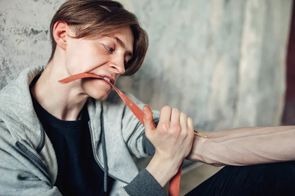 Hombre Drogadicto Haciendo Una Dosis Inyección Brazo Concepto Adicción Las —  Fotos de Stock