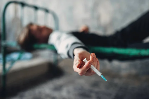 Manliga Imorgon Med Spruta Handen Sover Sängen Efter Dosen Drug — Stockfoto