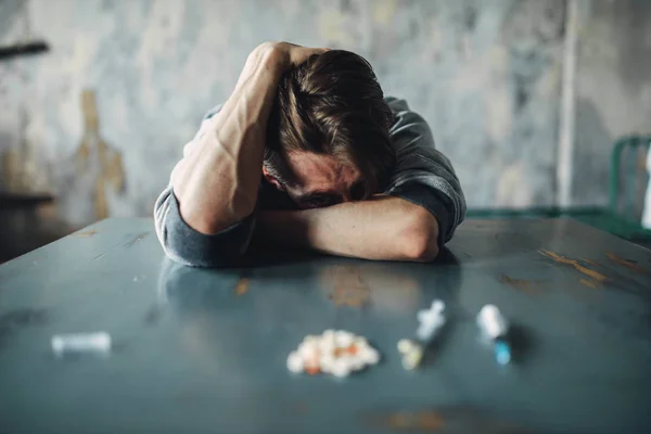 Erkek Keş Grunge Odası Arka Plan Üzerinde Uyuşturucu Şırıngaları Masada — Stok fotoğraf