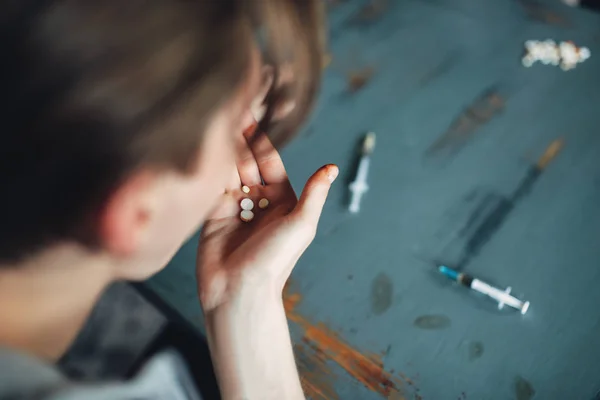 Mannelijke Junkie Accepteren Drugs Spuiten Tabel Achtergrond Verslaving Concept Verslaafden — Stockfoto