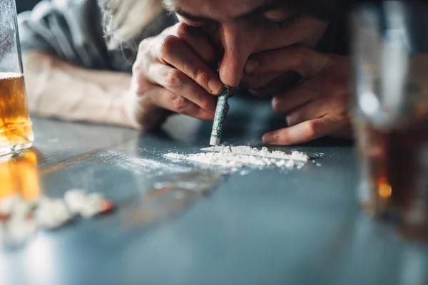 Hombre Drogadicto Oliendo Una Línea Cocaína Drogas Botella Alcohol Mesa — Foto de Stock