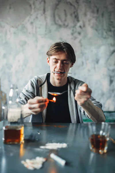 スプーンと一致する麻薬中毒者は 投与量を準備します 麻薬中毒の概念 テーブルの上のアルコール — ストック写真