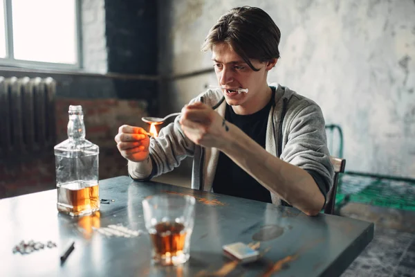 Viciado Drogas Com Uma Colher Fósforos Prepara Uma Dose Conceito — Fotografia de Stock