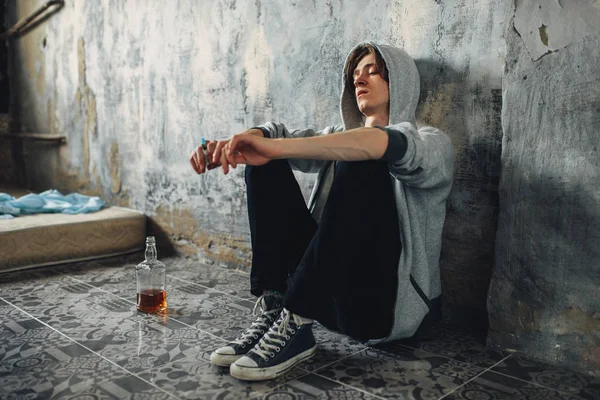 Junkie Mit Spritze Der Hand Sitzt Nach Der Dosis Auf — Stockfoto