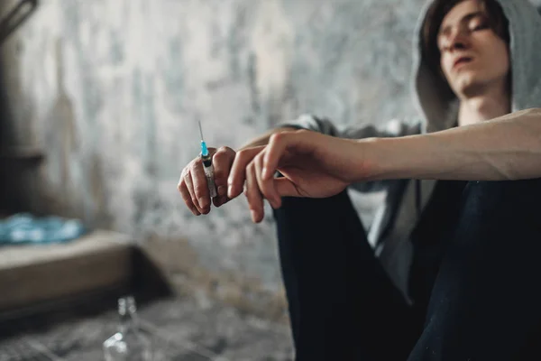 Junkie Mit Spritze Der Hand Sitzt Nach Der Dosis Auf — Stockfoto