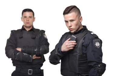 Polisler beyaz arka planda siyah üniforma ve vücut zırh. İki polis memuru özel mühimmat