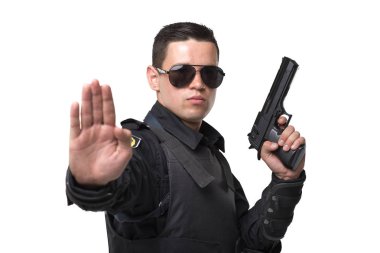 Güneş gözlüğü Seriuse polis silahı, siyah üniformalı vücut zırh, beyaz arka plan ile poz veriyor. Polis özel mühimmat