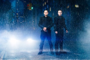 Özel kuvvet pozlar silah ve verici, siyah üniforma ve vücut zırh ile asker. Polis Taktik mühimmat